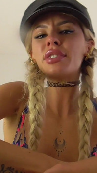 Umiliazione sputa pov di lady Shirley!