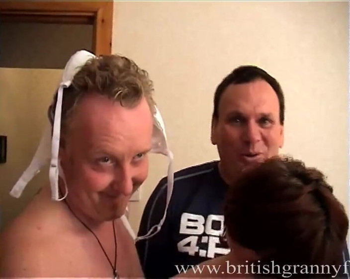 Freddies World: Drobná brunetka MILF trojka