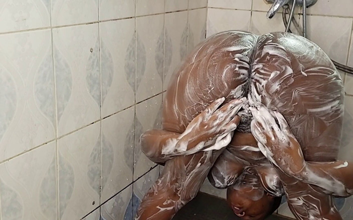 Jocci lena: Banyo odasında amına mastürbasyon yapıyor