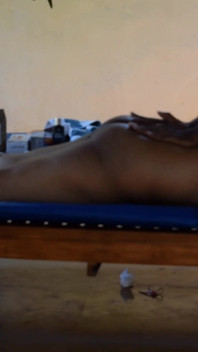 Ev hanımı açık havada tam çıplak yağ masajı