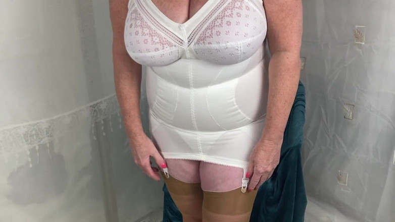 Aunty Sandra vintage girdle queen: あなたのためのサンドラおばさんのストリップ