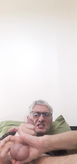 Big uncut hard cock: Korkunç yaraklı adam büyük ve kalın yarakla mastürbasyon yapıyor