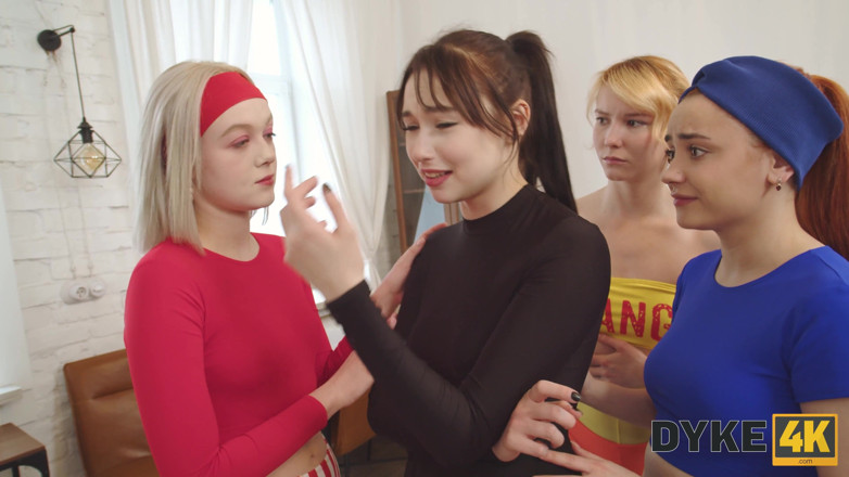 Dyke4K: Танцующиеся студенты превратились в секс-гуру для женщины-учительницы