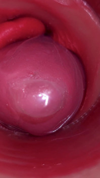 큰 자지 장난감으로 질에 있는 캠걸 자궁 경부 POV 카메라 내부