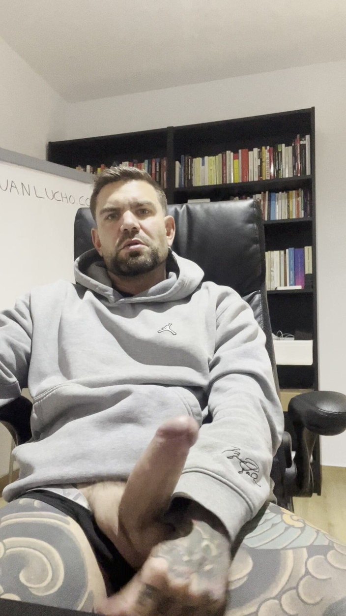 Juan Lucho Gay: 若い女性がオフィスで自慰行為をしている