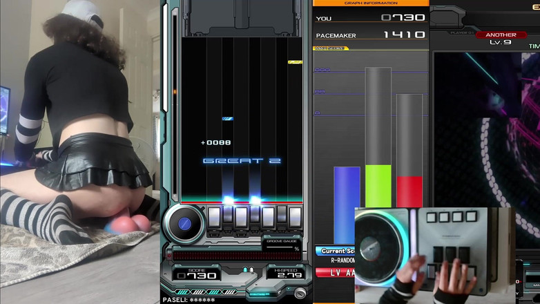 Rainbow Femboy: Femboy Raine călărește jucării în timp ce joacă Beatmania iidx