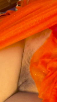 Nově vdaná manželka s Mehndi rukama v oranžové sárí Manžel šuká Herharda