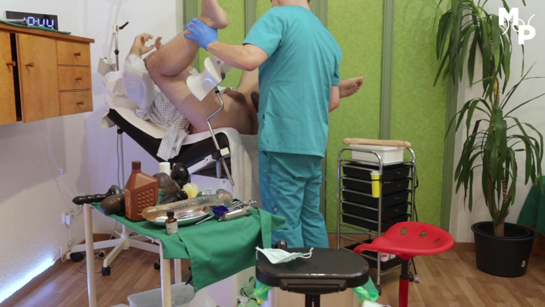 Marcus Pollack Gay: Un docteur pervers fourre son cul avec ses mains et...