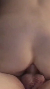 Dojrzała puma jedzie go z tyłkiem i pierdzenia spust