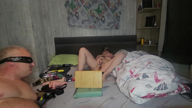 Anal Fetish Couple: Зрадлива дружина мастурбує з незнайомцем, поки чоловік дивиться