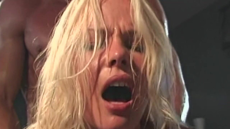 NAUGHTYPOLSKA: ホットなブロンドのスラットが大きなペニスで激しく突かれる