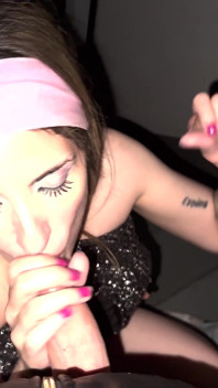 Youtuber Argentinië Zuigt De Lul Van Twee Vreemden in Een Lift Tijdens Een Feestje