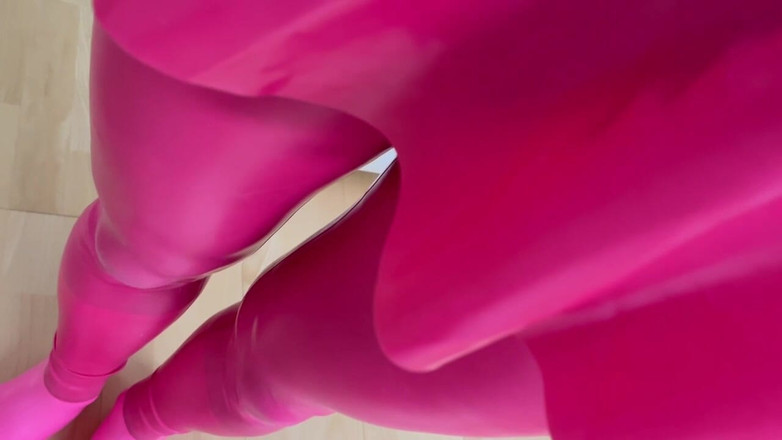 PervyLara: Rosa gummipuppe im schlafzimmer