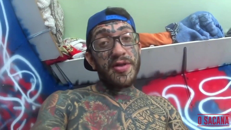 World Gay: Tetování při masturbaci a horké orgasmus