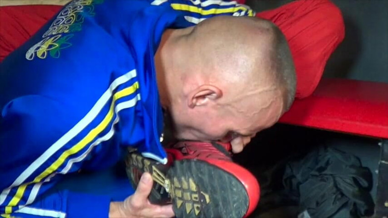 Gaybareback: Sneaker neukt grote lul Twink