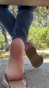 Líbí se ti moje chodidla a flip flop zvuky?