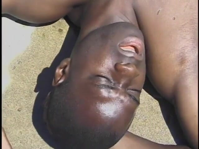 Gays Case: Un étalon noir se penche pour se faire enculer dans la...