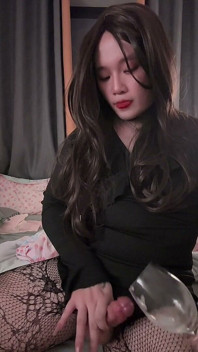 Il bellissimo ladyboy eiacula tre volte dal latte nel bicchiere