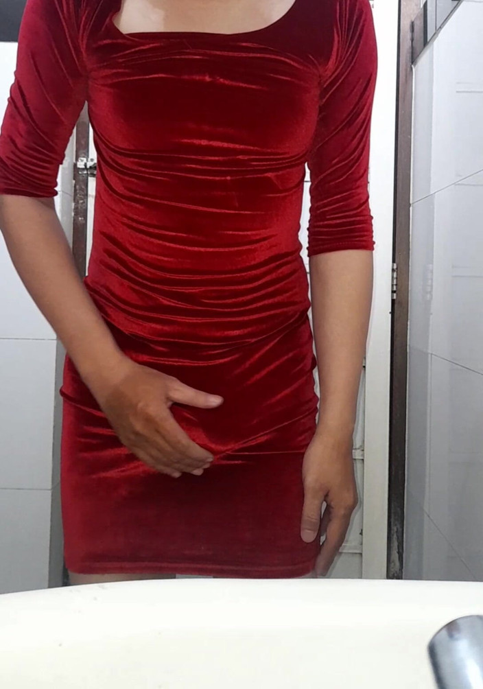 Naomisinka: Crossdresser pancutan ke dalam pakaian baldi seksi