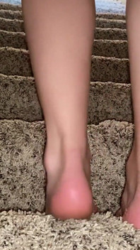 常春藤脚足女神挑逗你走上楼梯