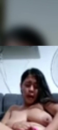 La mia sorellastra si masturba con i suoi giocattoli fino a quando non schizza