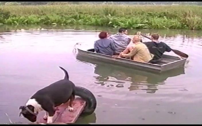 Deutschland porn: 两对饥渴的素人情侣在湖边的船上做爱