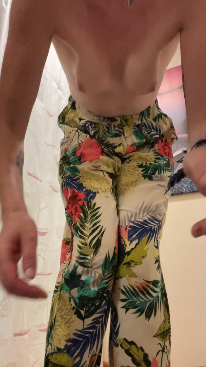 MistressWriggler: Lange Beine, Kurze Shorts, Perfekte Titten.