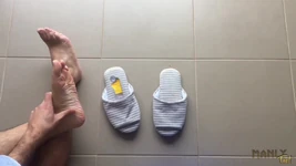 我敢打赌，Ud love在我的脚趾之间运行你的舌头 - 让自己很舒服 - 巨人拖鞋 - 曼利脚