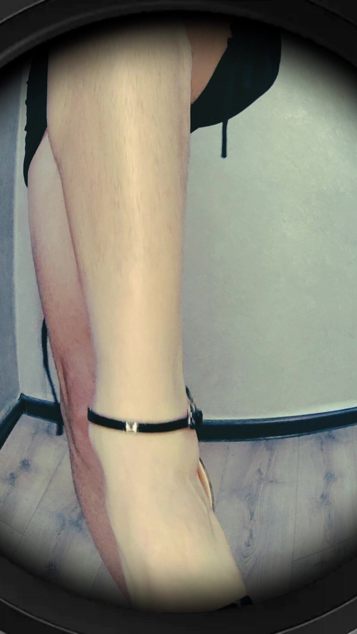 Lana Cross: Camino solo por la casa