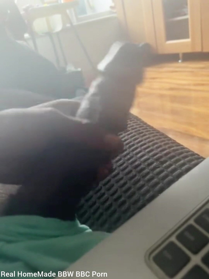 Big black cock BBCee: Głaskanie mojego dużego czarnego kutasa Oglądanie porno