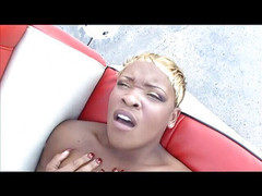 Hot and Wet: Черная сучка с широкой задницей скачет у бассейна на горячем черном члене