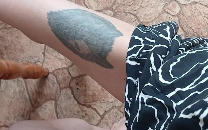 Lesbian-candys: Flicka i en sommarklänning onanerar