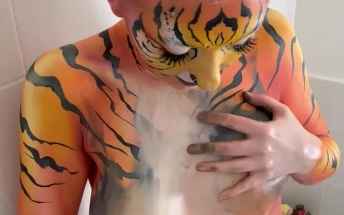 Em Yang: Tiger Bodypaint Shower Solo Play