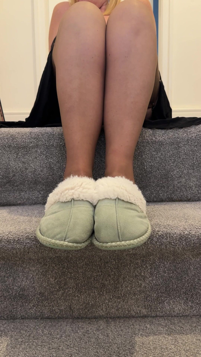 catherinecan69: Гарячі ноги поту в брудних капцях