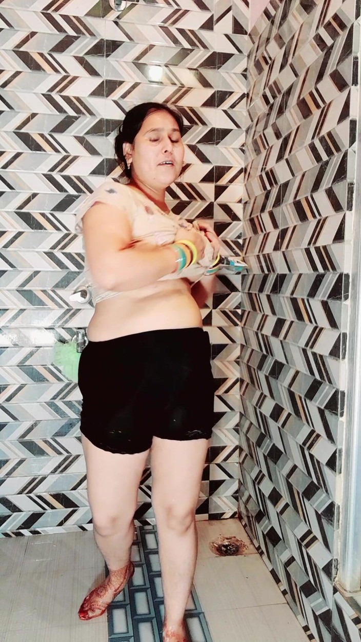 Puja555: Puja bhabhi salle de bain