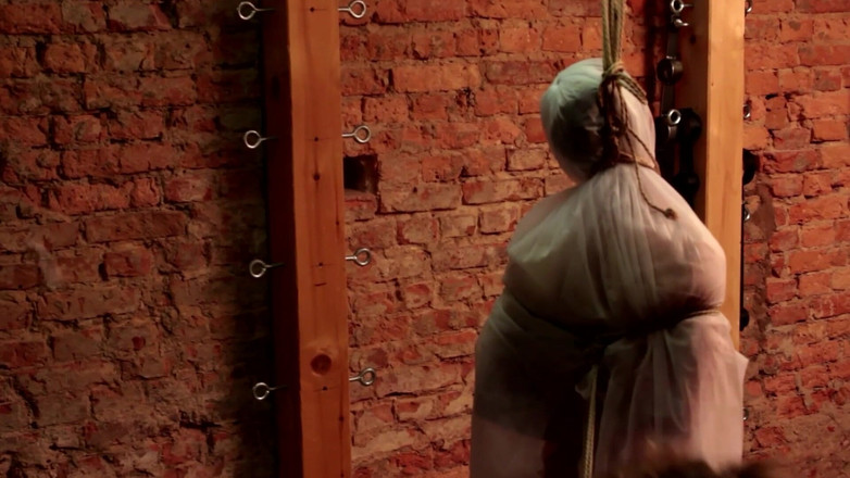 Vintage Fetish: Legată și pedepsită: curvă sclavă înfășurată strâmt în chin dur BDSM