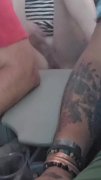 Cewek hot rambut pirang ini lagi asik muasin memeknya pakai dildo di kursi belakang mobil convertible
