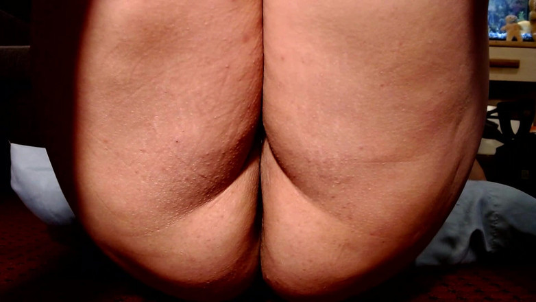 Abby Anna: 丰满的屁股和大腿摇晃，挤压到脂肪团