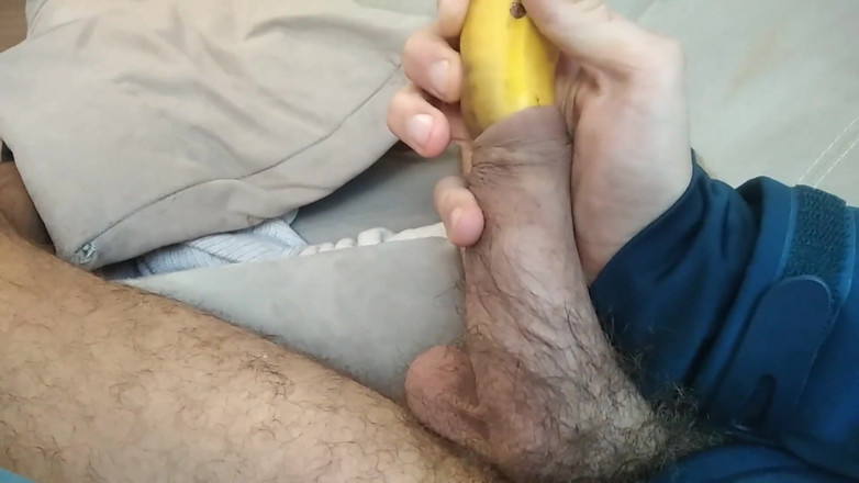 Elvissc: Cerdo amateur aburrido toma una banana, jugo con su prepucio,...
