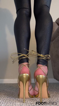 Los pies de Ivy en tacones de oro y polainas de látex
