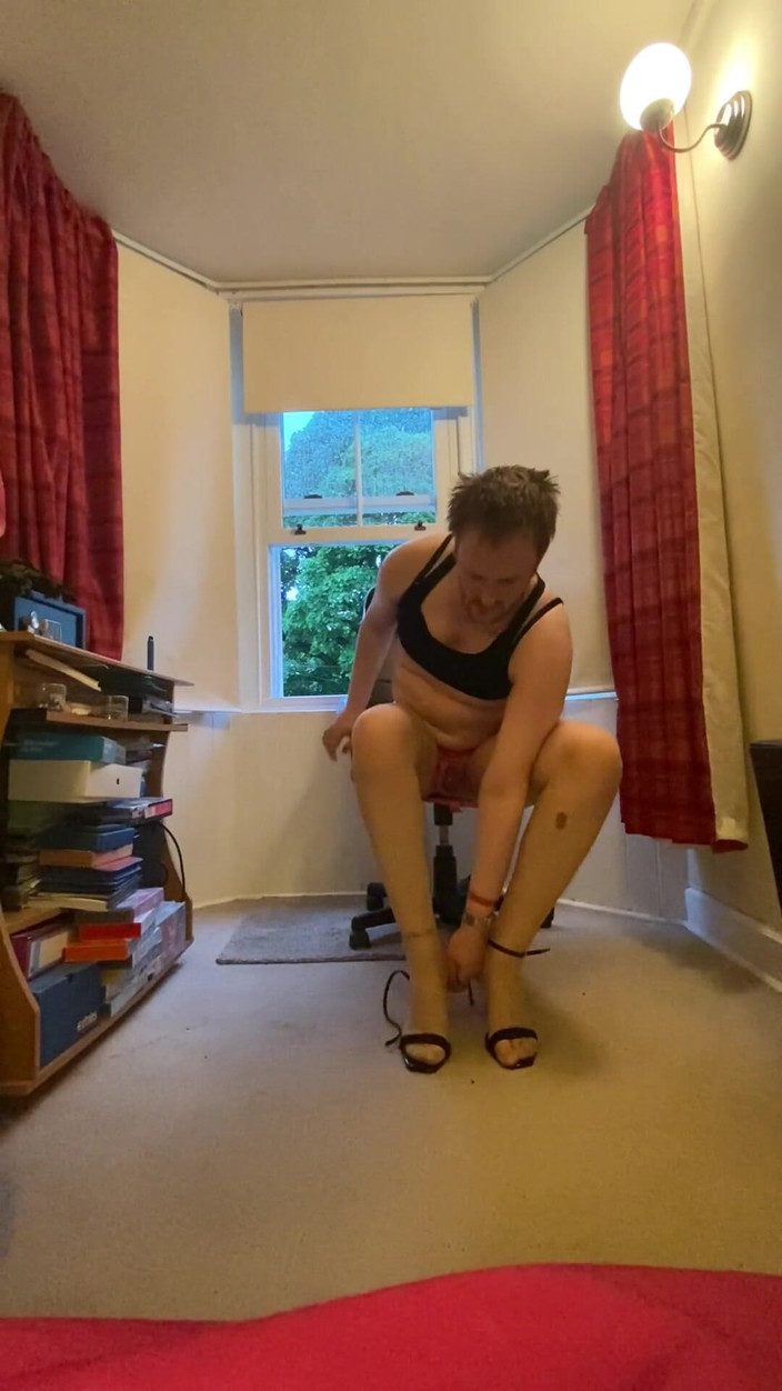 Ava Maxwell: 穿着棕褐色丝袜的撸管指挥