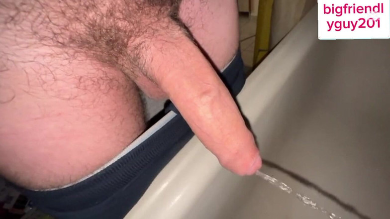 Bigbadfriendlyguy: Muž s velkým chlupatým čůrákem močí a sténá