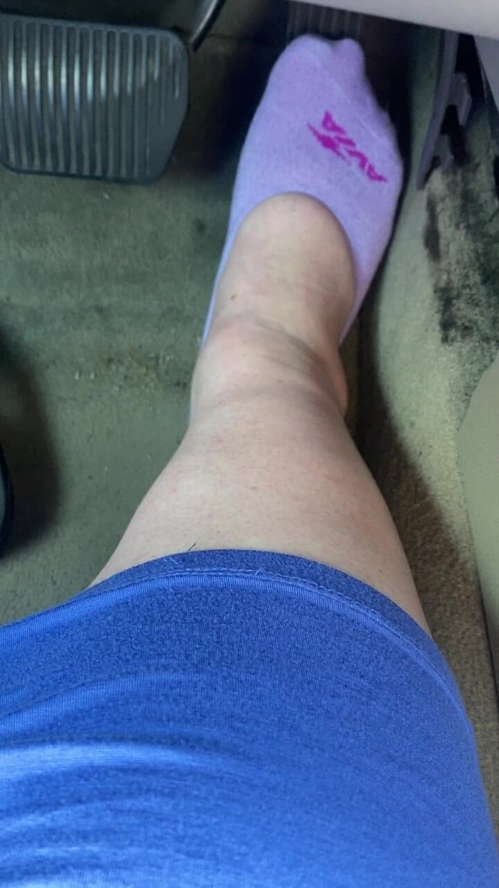 BellaBlast: Pompare cu pedală în șosete violete