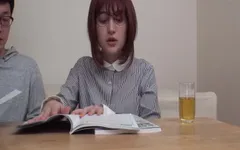 Студентка получает частные уроки английского языка