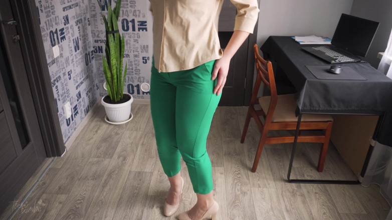 Teasecombo 4K: Гаряча мамка приміряє вузькі штани, поки вони не розірвуться