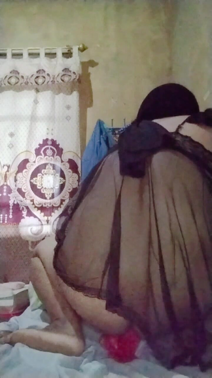 Ivvy Crossdresser: Tesettürlü kadın yapay penisle sikiliyor