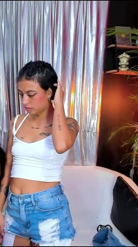 Intenso show de lésbicas sendo fodidas por um enorme vibrador e brincando com seu vibrador