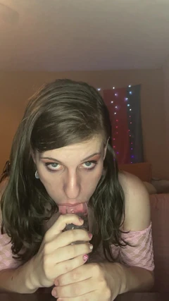 Curva cu dispozitiv de castitate Raven Thorne călărește un vibrator pe la spate într-o rochie de plasă