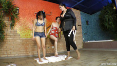 MF Fetish: Obří dívka Cinthia jezdí na dvou hubené ponygirls