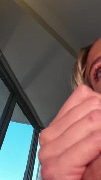 Annie Knight se perfora la garganta después de la playa